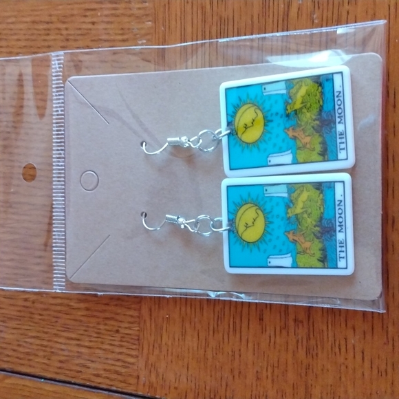THE MOON Tarot Card Earrings New - Picture 3 of 3